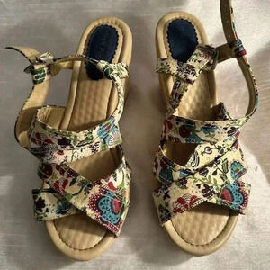 2/40$ women’s Sz 11 Hush Puppy Vintage Floral Cream Sandals /Barely Worn.